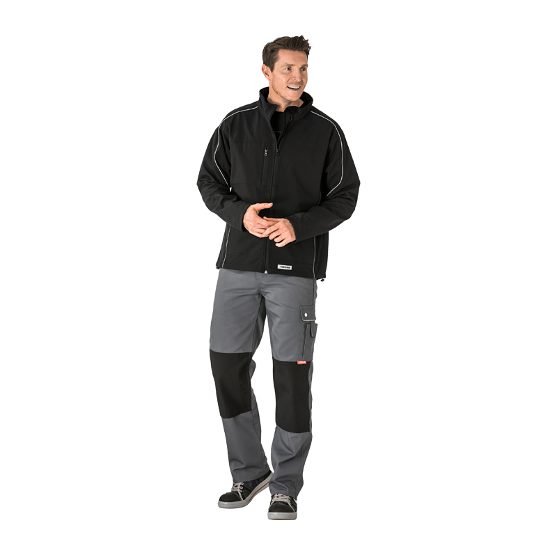 Modell trägt die schwarze Planam Twilight Softshelljacke mit Reflexbiesen, frontale Ansicht mit Stehkragen und Reißverschluss