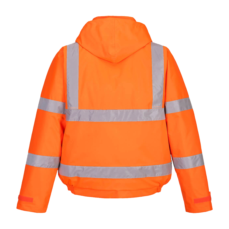 Rückansicht einer orangefarbenen PortWest Warnschutzjacke mit Kapuze und umlaufenden silbernen Reflexstreifen für hohe Sichtbarkeit
