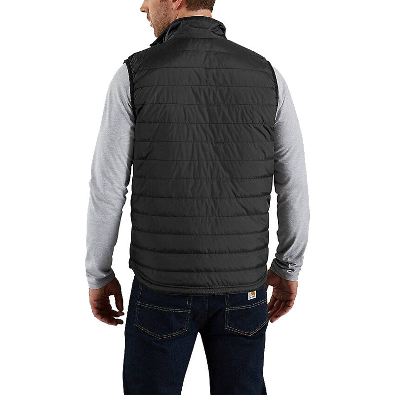 Herren tragen Carhartt 102286 Gilliam Steppweste aus leichtem Gewebe im relaxed fit in Schwarz, Rückenansicht