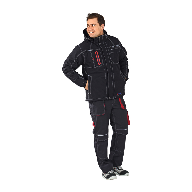 Mann trägt Planam Basalt Winterjacke in Schwarz mit roten Details, wasserdichte Arbeitsjacke für zuverlässigen Wetterschutz bei Kälte, Wind und Nässe