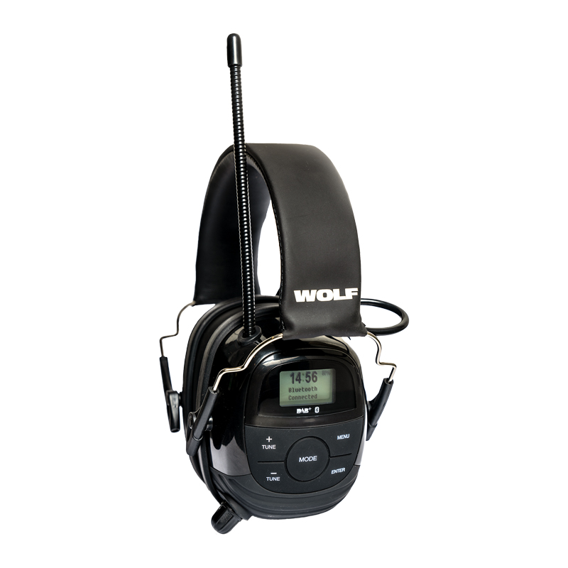 Schwarzer Wolf Protection Kapselgehörschutz mit Bluetooth-Funktion, Display, Bedientasten und Antenne, freigestellt auf weißem Hintergrund