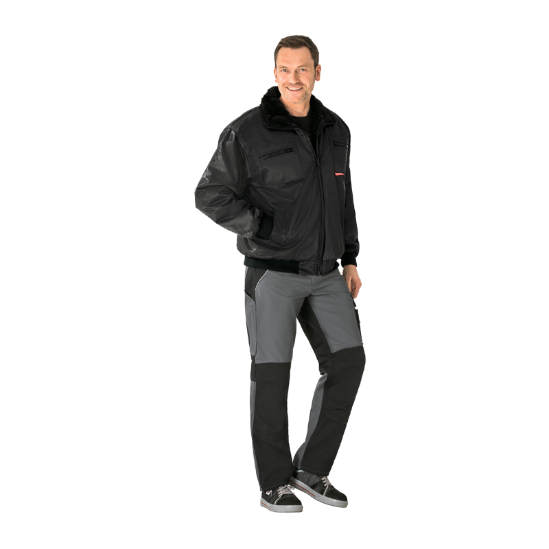 Model trägt die schwarze Planam Gletscher Piloten Jacke nach EN 342, eine warme Piloten-Arbeitsjacke für kalte Einsätze