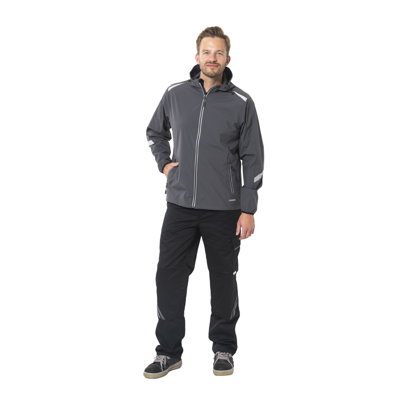 Männliches Model trägt die Planam leichte Strato Jacke mit Kapuze und Reflex in Grau, frontal dargestellt mit reflektierenden Details.