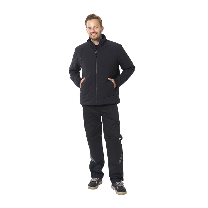 Mann trägt die schwarze Planam Hygge Jacke soft wattiert mit Stehkragen und Reißverschluss in Frontansicht