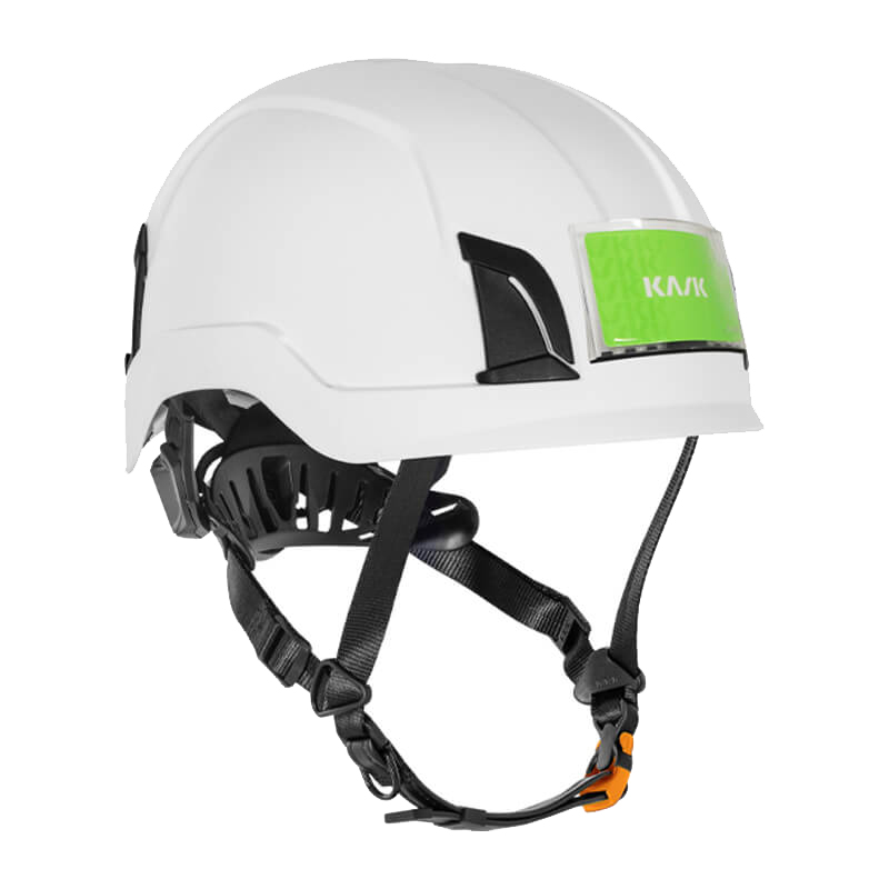Weißer KASK Schutzhelm mit montiertem Abzeichenhalter Nametag Holder für Zenith-X und Primero im Frontslot zur professionellen Kennzeichnung