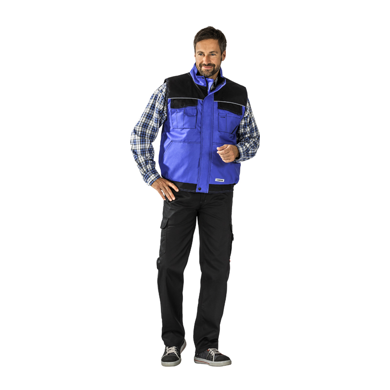 Mann trägt die Planam Dust Weste mit Reflexbiesen in Blau-Schwarz, funktionale Herren-Arbeitsweste mit Stehkragen und Taschen
