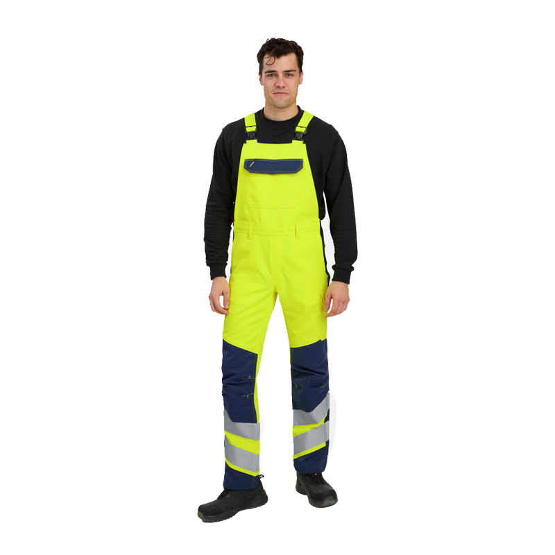 Männliches Model trägt eine Engel Warnschutz-Latzhose in Gelb und Marineblau mit Reflexstreifen, frontal vor weißem Hintergrund.