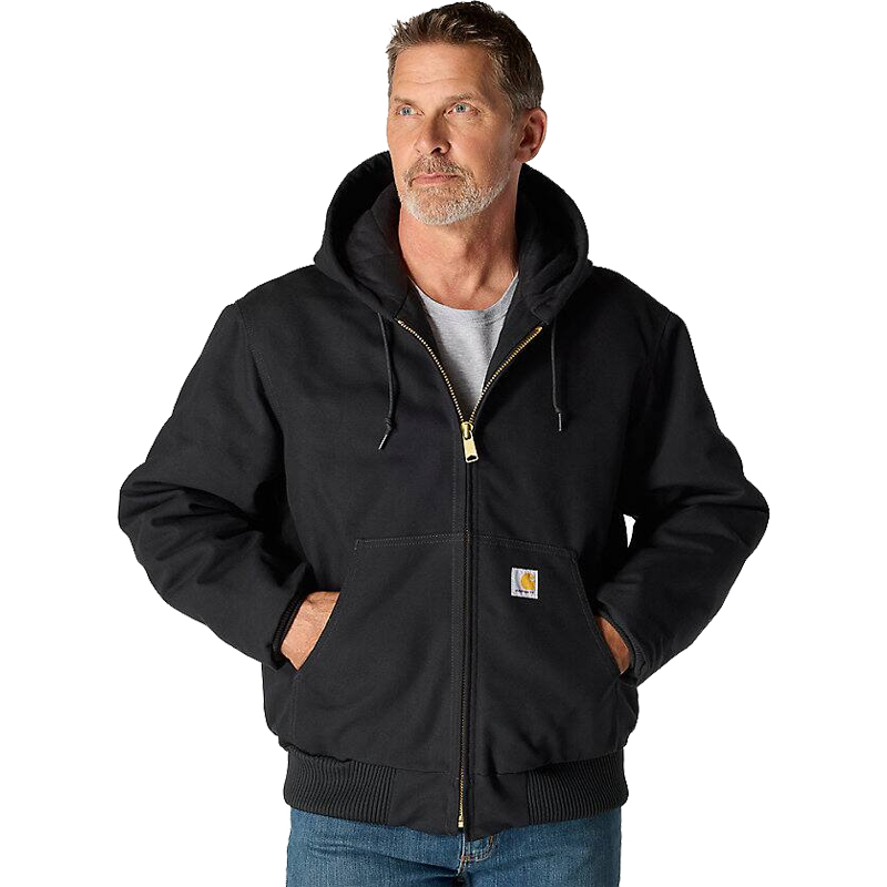 Herrenmodell trägt die schwarze Carhartt J140 Iconic Thermo Jacke aus festem Duck Material im Loose Fit mit Kapuze und Frontreißverschluss