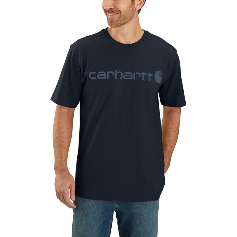 Herren trägt Carhartt 103361 Dearborn T-Shirt in Dunkelblau mit großem Logo-Print auf der Vorderseite, Relaxed Fit