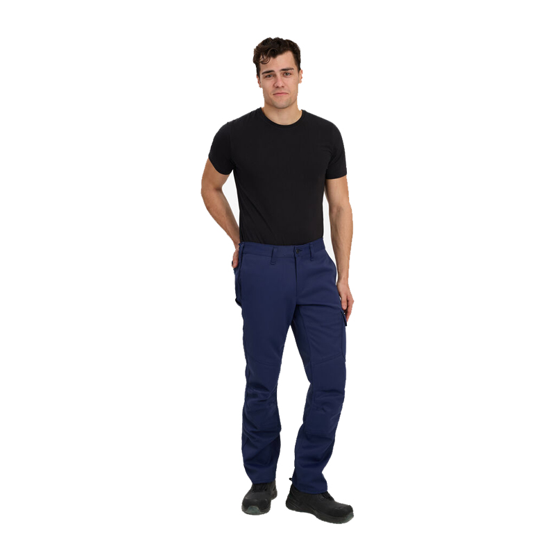 Männliches Model trägt eine blaue Engel Herren-Arbeitshose mit schwarzem T-Shirt, Ganzkörperansicht auf weißem Hintergrund