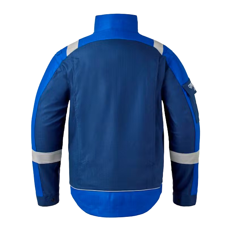Rückansicht einer blauen Arbeitsjacke mit hohem Kragen, Reflexstreifen an Schultern und Ärmeln sowie Ärmeltasche, ideal als robuste Berufsbekleidung