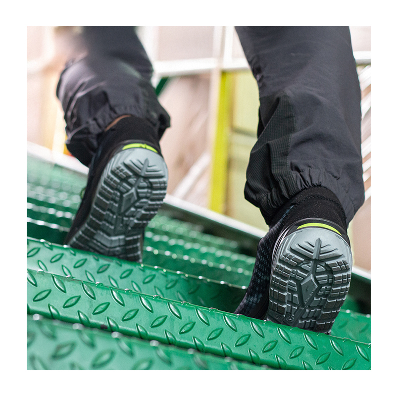 Giasco 3Move ESD Cheetah S1P Sicherheitsschuhe, ergonomische Arbeitsschuhe mit rutschfester 3MOVE-Sohle, auf grüner Metalltreppe im Einsatz