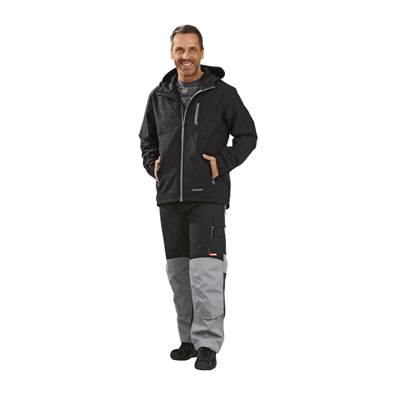 Model trägt die schwarze Planam Cube Softshelljacke mit Struktur und Kapuze, funktionale Arbeitsjacke mit Reißverschlusstaschen.