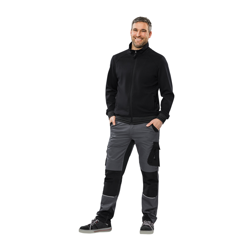 Mann trägt die schwarze Planam Outdoor Match Jacke mit Strickbündchen – bequeme, elastische Freizeit- und Arbeitsjacke mit hohem Tragekomfort.