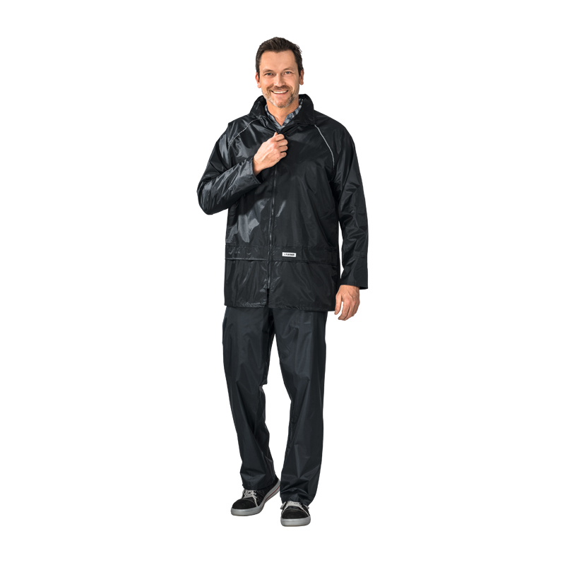 Model trägt das Planam Outdoor Aqua Regenjacke + Hose Set in Schwarz, wasserdichter Regenanzug mit PU-Beschichtung