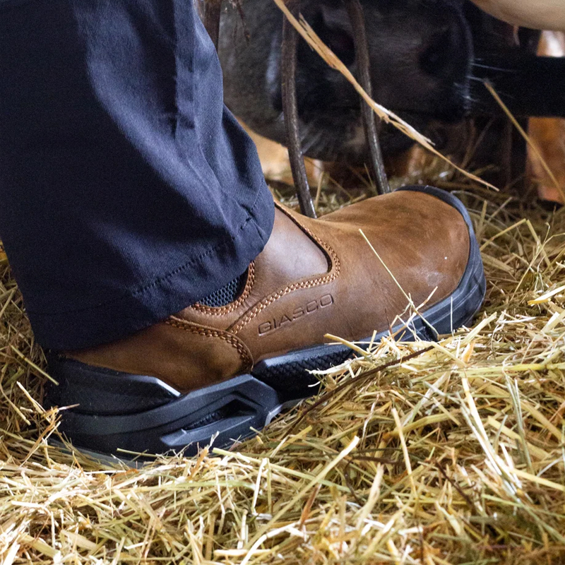 Giasco 3Ultra Quartz Sicherheitsschuhe robuste Boots S3S in Braun, getragen im Stall auf Stroh, robuster Arbeitsschuh für Landwirtschaft und anspruchsvolle Einsätze