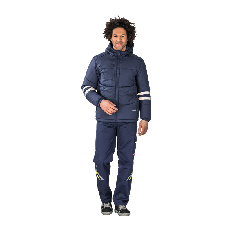 Model trägt die Planam Craft Jacke gefüttert mit Reflexstreifen in Dunkelblau, warme Arbeitsjacke mit Kapuze und reflektierenden Streifen an den Ärmeln