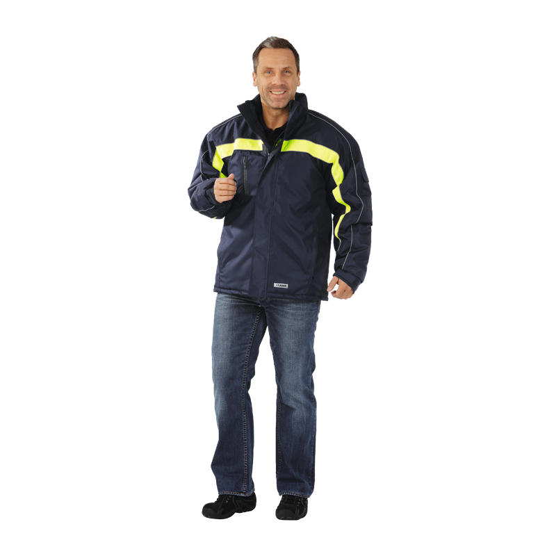 Mann trägt die wasserdichte Planam Cosmic Jacke mit Neon Applikation in Marineblau mit auffälligen gelben Warnakzenten.