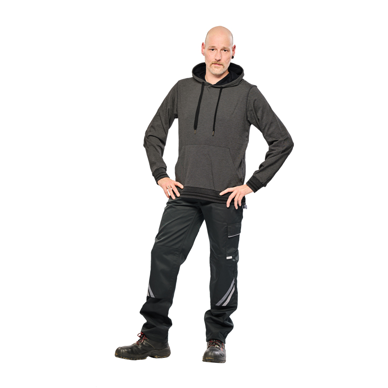 Mann trägt den Planam Outdoor Match Hoodie mit Strickbündchen in Dunkelgrau, bequemer Herren-Kapuzenpullover für Outdoor und Arbeit