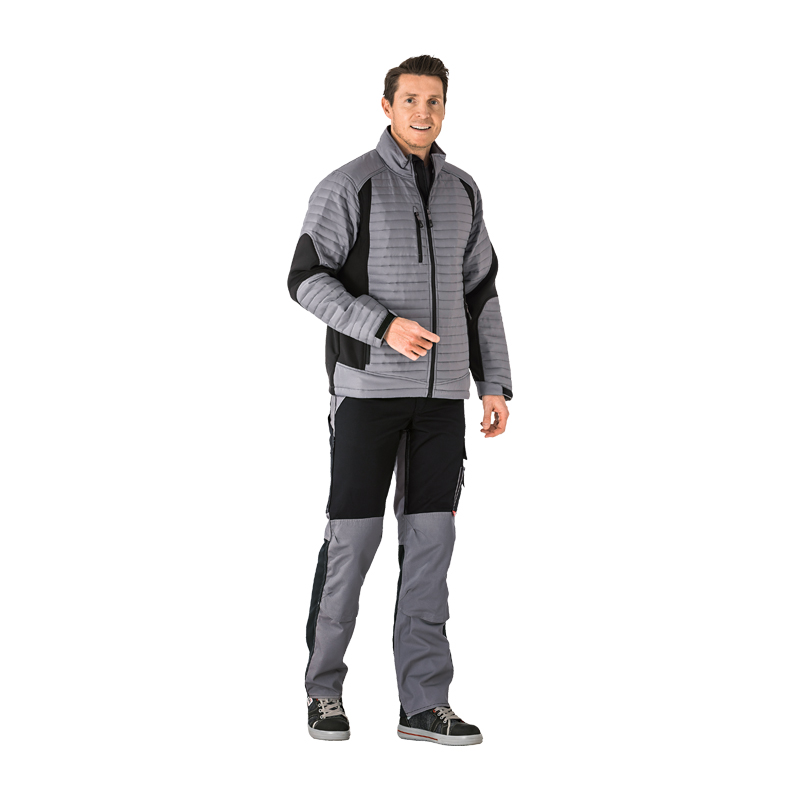 Mann trägt die Planam leichte Air Stepp Jacke mit Stretch und Reflexbiesen in Grau-Schwarz, frontal vor hellem Hintergrund