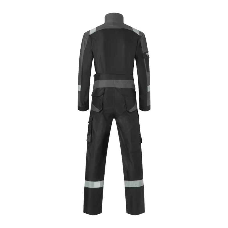 Rückansicht eines schwarzen Arbeits-Overalls mit Reflexstreifen an Schultern, Armen und Beinen sowie praktischen Taschen