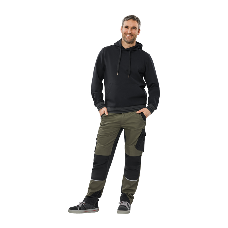 Mann trägt den schwarzen Planam Outdoor Match Hoodie mit Strickbündchen und Kapuze in Ganzkörperansicht