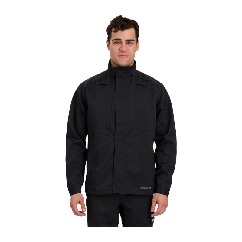 Frontansicht einer schwarzen Engel Herren Arbeitsjacke mit Stehkragen und verdecktem Verschluss, getragen von einem Model