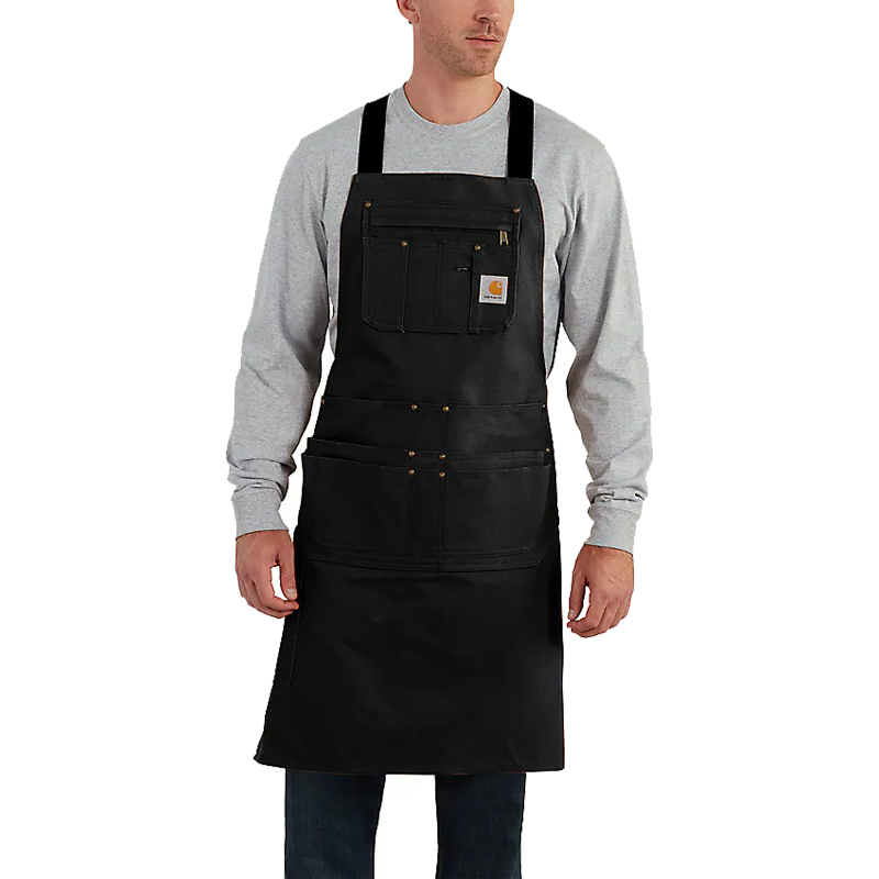 Mann trägt die schwarze Carhartt 106667 Latzschürze mit Taschen aus festem Duck Material, 83 cm Länge, frontal dargestellt