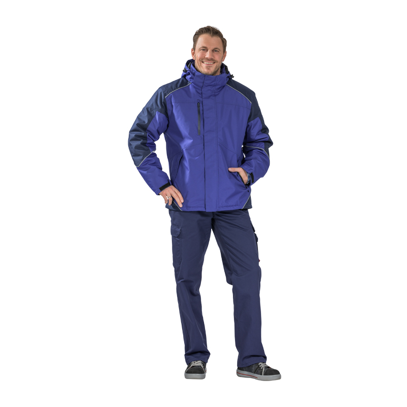 Mann trägt die Planam Desert Jacke wasserdichter Wetterschutz in Blau, abgebildet in Frontansicht als funktionale wetterfeste Arbeitsjacke.