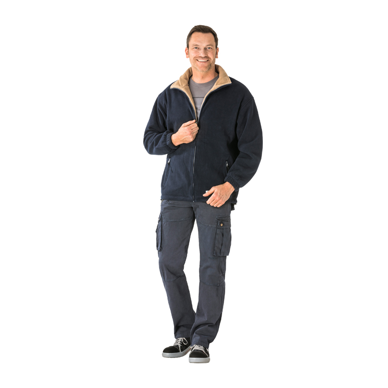 Mann trägt die Planam Stream Fleece Jacke mit Stretch in Dunkelblau, bequeme Herren-Fleecejacke mit Reißverschluss und hohem Kragen