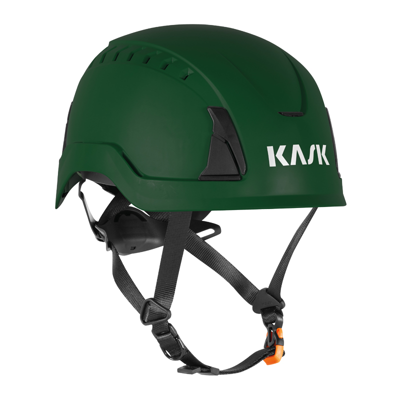 Grüner KASK PRIMERO AIR Industriehelm von Kask mit Kinnriemen, Seitenansicht, zertifiziert nach EN 397 und EN 50365