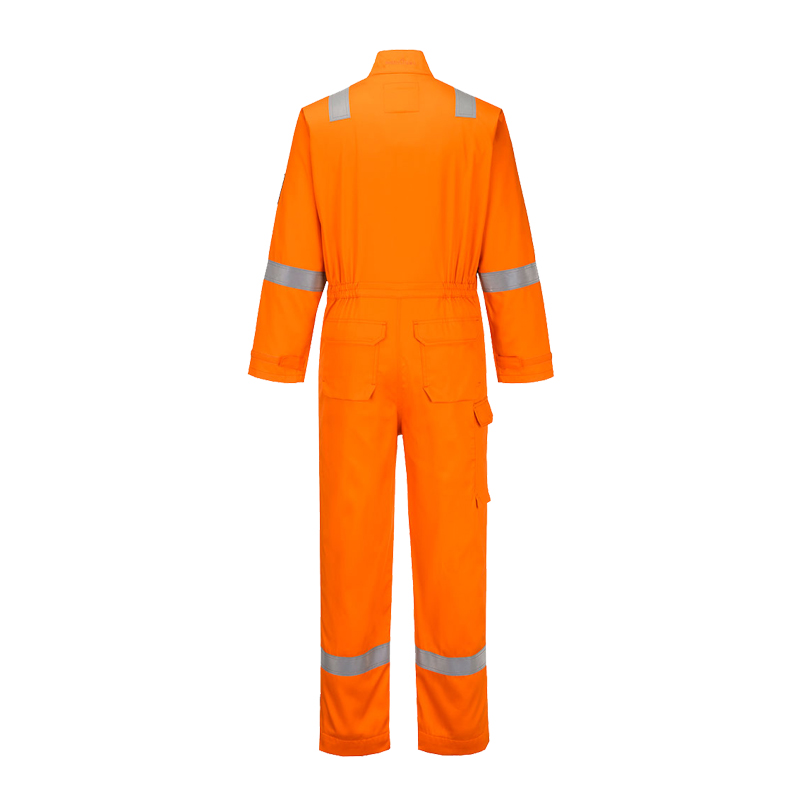 Rückansicht eines orangefarbenen PortWest Warnschutz-Overalls mit reflektierenden Streifen an Schultern, Armen und Beinen sowie praktischen Gesäß- und Beintaschen