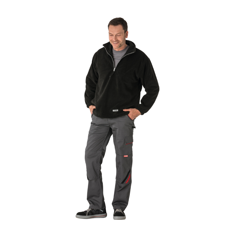 Mann trägt den Planam Relax Fleece Troyer mit Stretch in Schwarz, einen bequemen Herren-Fleecepullover mit kurzem Reißverschluss und Stehkragen.