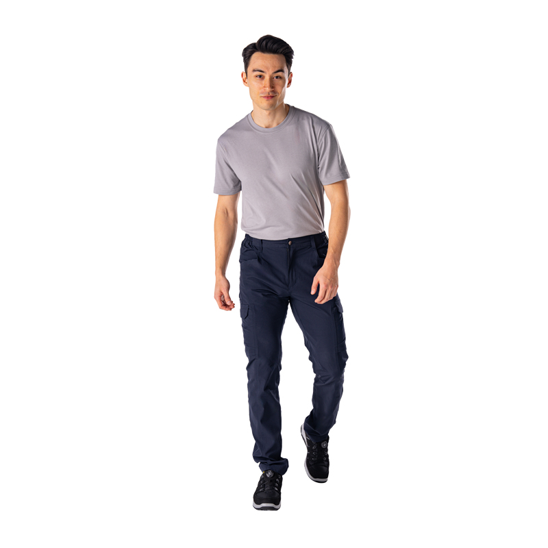 Model trägt die Planam Herren Stretchy Hose mit 4-Wege-Stretch in Dunkelblau, bequeme Arbeitshose mit modernem Schnitt