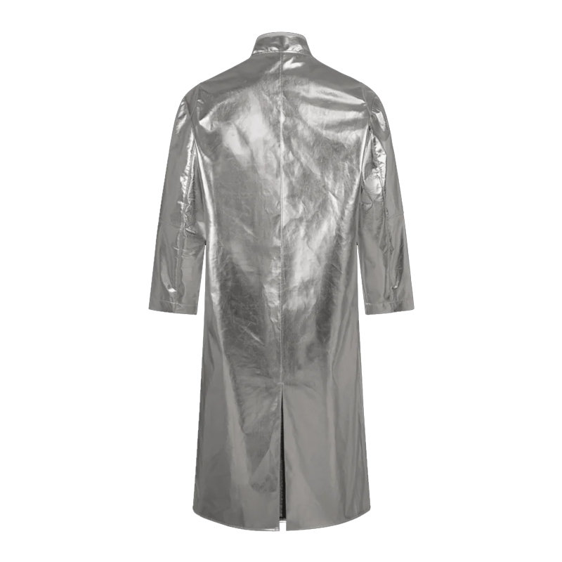 Rückansicht eines langen silbernen Schutzmantels von HB Protective Wear mit Stehkragen und langen Ärmeln
