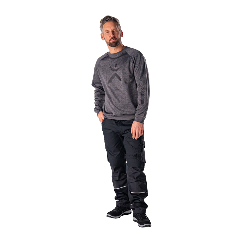 Herrenmodell trägt das Planam Sweater Sweat-Shirt mit 3D Print in Grau, langärmeliges Arbeitssweatshirt mit modernem Look.