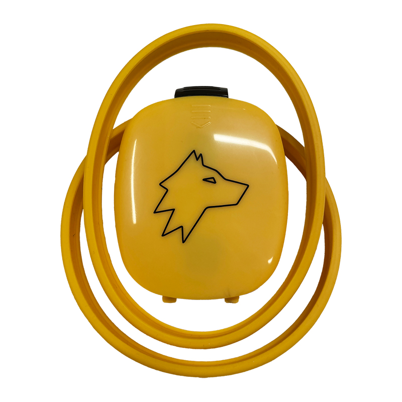 Gelbe Wolf Protection Trinkblase mit aufgerolltem Trinkschlauch und Wolf-Logo, Frontansicht auf weißem Hintergrund
