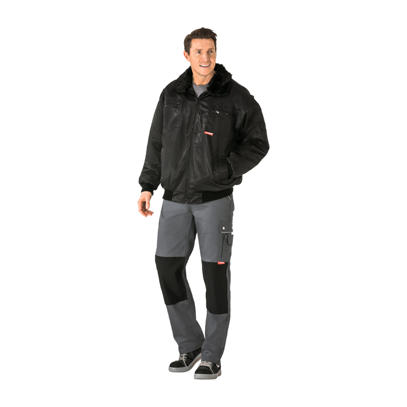 Model trägt die Planam Gletscher Comfort Jacke 3 in 1 nach EN 342 in Schwarz – warme, gefütterte Arbeitsjacke mit Webpelzkragen von Planam