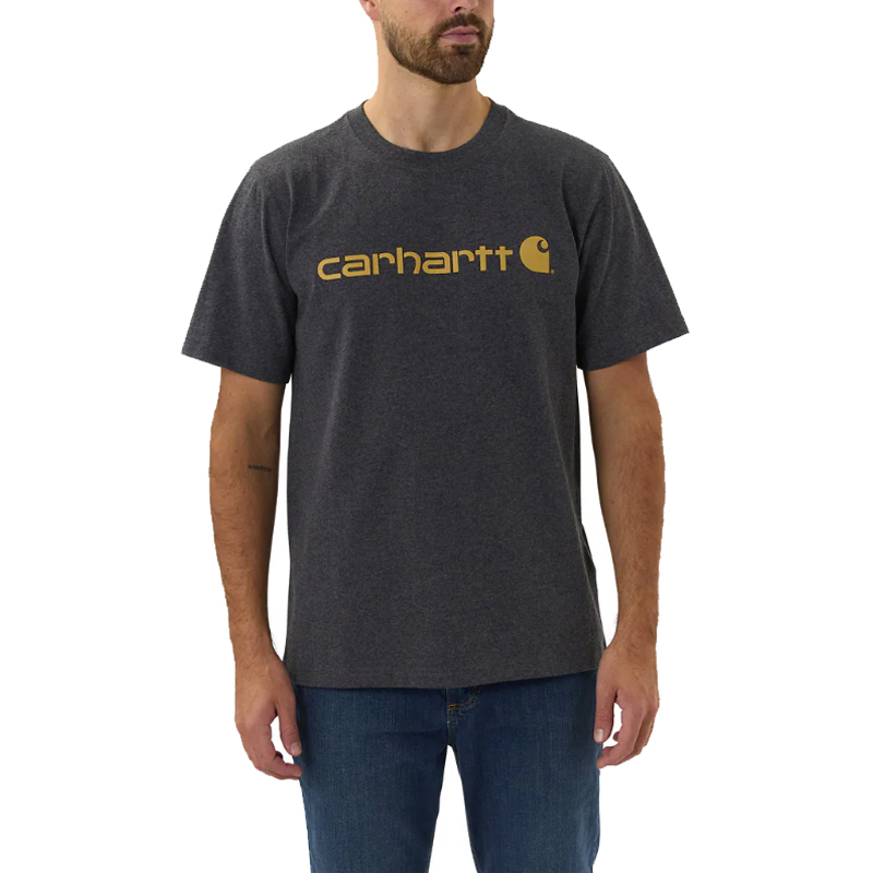 Herren trägt Carhartt 103361 Dearborn T-Shirt mit Brustlogo, Relaxed Fit, in dunkelgrauer Melange mit gelbem Logo auf der Brust