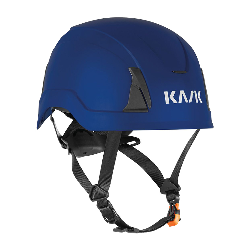 Blauer KASK PRIMERO Industriehelm von Kask mit Kinnriemen in Seitenansicht, zertifiziert nach EN 397 und EN 50365