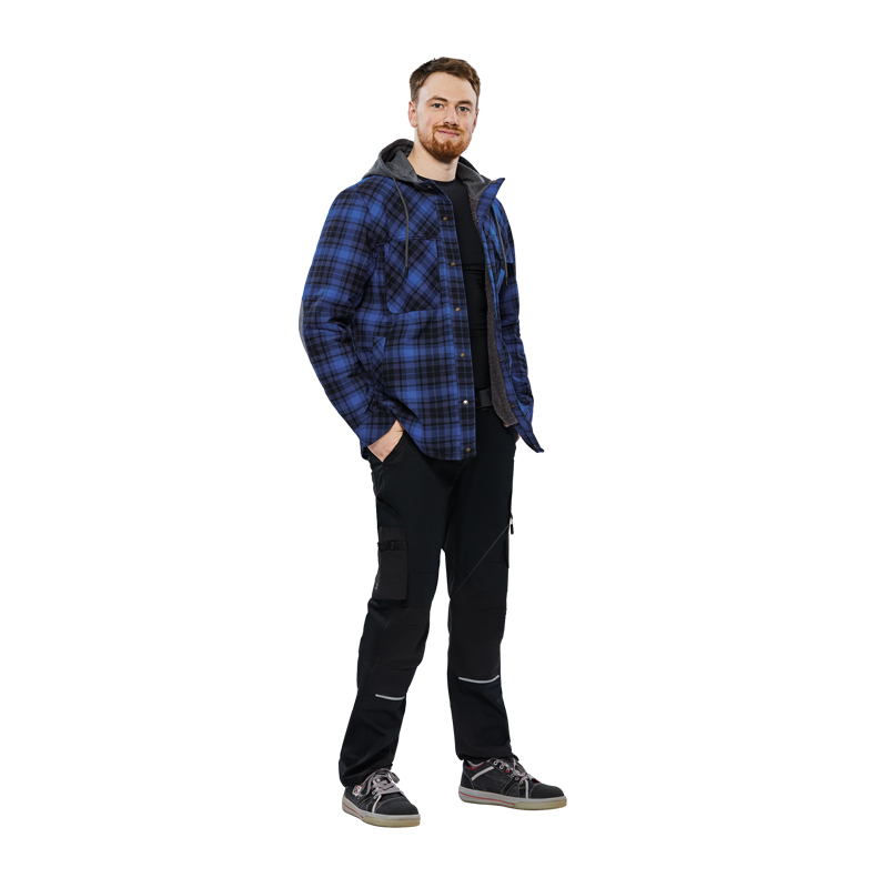 Mann trägt das Planam Outdoor Thermohemd mit Teddyfutter in Blau kariert, warmes Herrenhemd für Outdoor, Freizeit und Arbeit