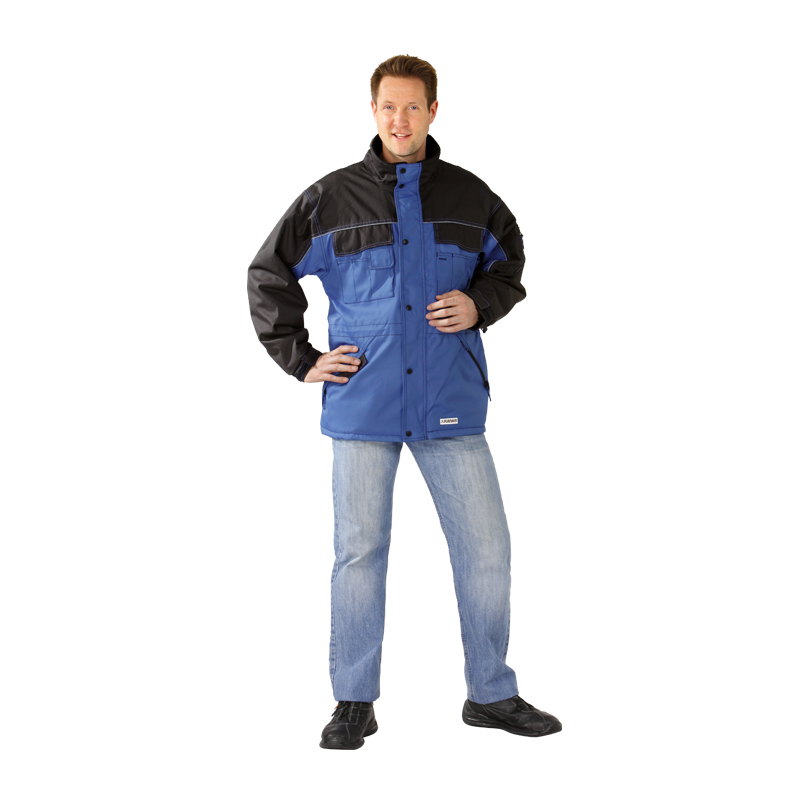 Mann trägt den Planam Dust Parka Wetterschutz mit Reflexbiesen von Planam in Blau-Schwarz, frontale Produktansicht.