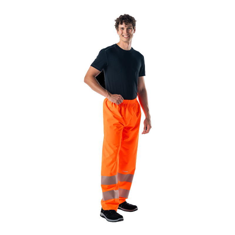 Model trägt eine orange Planam Warnschutzhose mit Reflexstreifen für hohe Sichtbarkeit im Arbeitsalltag