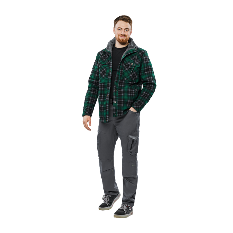 Mann trägt das Planam Outdoor Thermohemd mit Teddyfutter in grün kariert, warmes Herrenhemd für Outdoor und Arbeit
