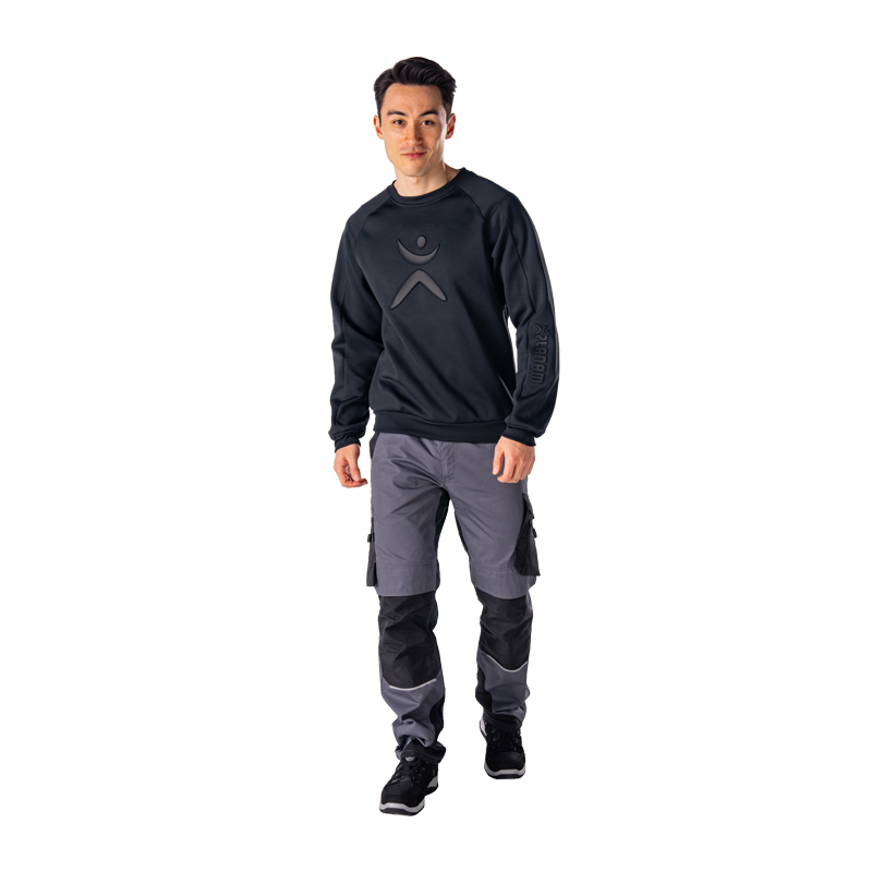 Model trägt das Planam Sweater Sweat-Shirt mit 3D Print in Schwarz, modernes Herren-Sweatshirt mit markantem 3D-Logo für Arbeit und Freizeit.