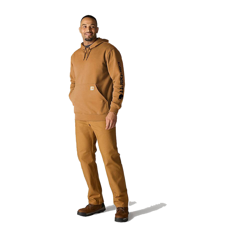 Herren trägt den Carhartt K288 Iconic Hoodie mit Schriftzug am Arm im Loose Fit in Braun, mit Kapuze und Kängurutasche