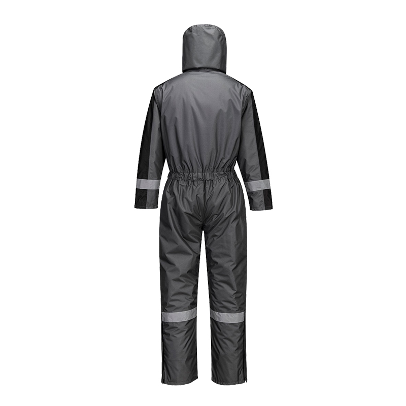 Rückansicht eines grauen PortWest Regenoveralls mit Kapuze, elastischer Taille und Reflexstreifen an Armen und Beinen