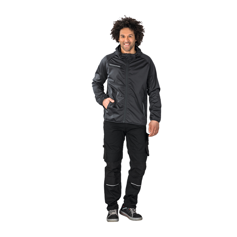 Mann trägt die schwarze Planam Fog Softshelljacke mit Stretch und Kapuze in Frontansicht, ideal als Arbeitsjacke für flexible Bewegungsfreiheit