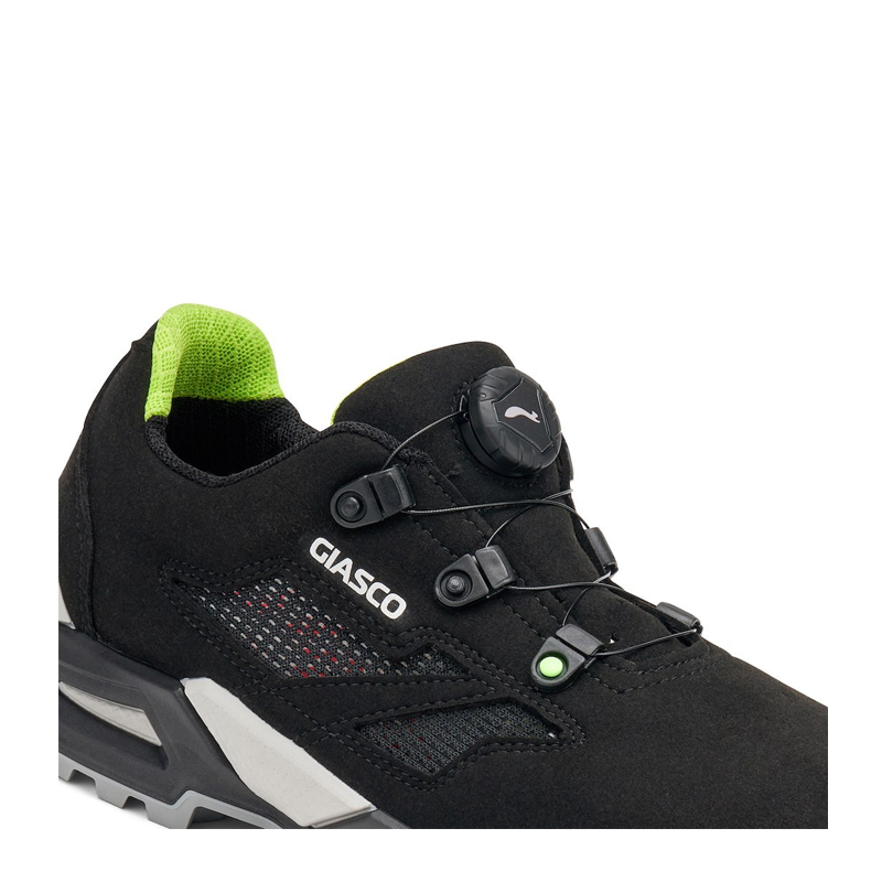 Nahaufnahme des Giasco 3Ultra Opal S1PS Sicherheitsschuhs in Schwarz mit Click Open-Schnellschürung per Drehknopf, robuster Schuhspitze und atmungsaktiven Einsätzen für anspruchsvolle Arbeitsumgebungen