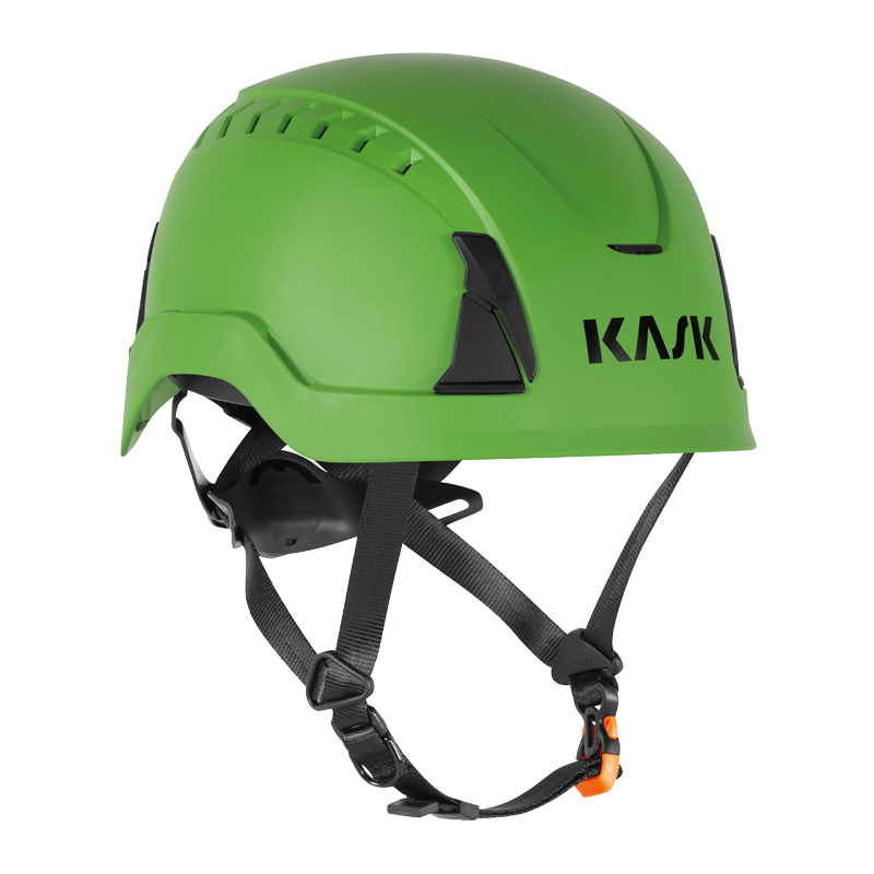 Kask PRIMERO AIR Industriehelm in Grün, Seitenansicht mit Belüftung, schwarzem Kinnriemen und Logo, zertifiziert nach EN 397 + EN 50365